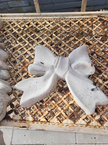 betonnen wanddecoratie strik foto 1 t/m 3 beschikbaar voor biedingen