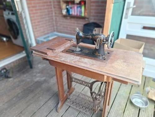 Antieke Husqvarna Naaimachine met Tafel, Antiek en Kunst, Antiek | Naaimachines, Ophalen of Verzenden