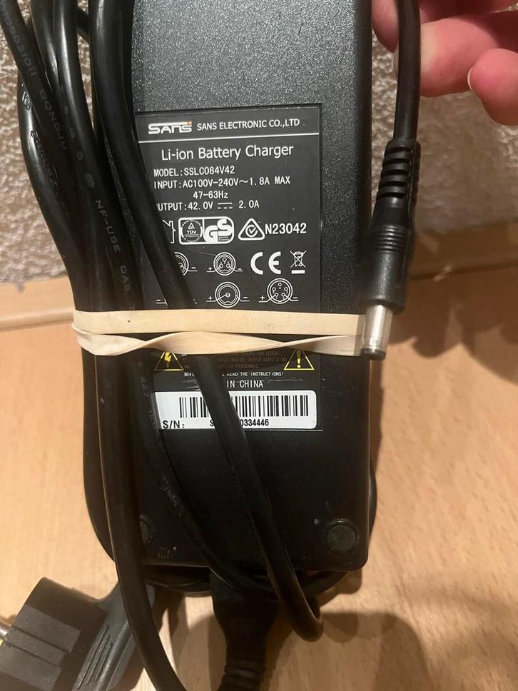 Sans Acculader SSLC084V42 1-polig, Fietsen en Brommers, Fietsaccessoires | Overige Fietsaccessoires, Gebruikt, Ophalen