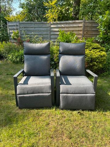 Twee relaxed tuinstoelen  beschikbaar voor biedingen