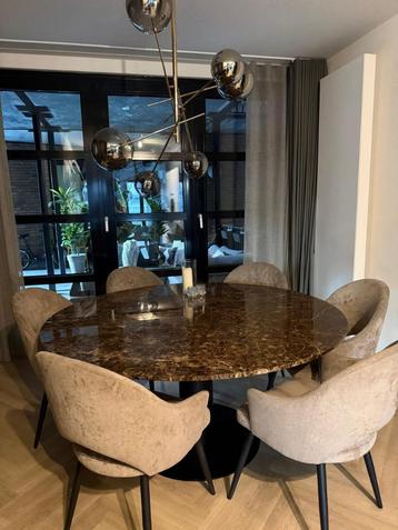 Prachtige marmeren eettafel compleet met 7 taupe stoelen beschikbaar voor biedingen