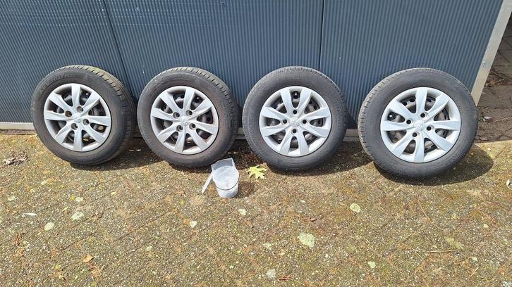 Velgen, mooie doppen Hyundai en banden met veel profiel, Auto-onderdelen, Banden en Velgen, Velg(en), Zomerbanden, 13 inch, 155 mm