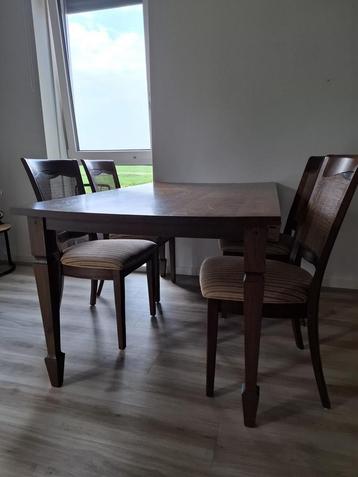 Te koop tafel met 4 bijbehorende stoelen beschikbaar voor biedingen