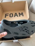 Yeezy Foam RNR - Maat 42 - Nieuw in Doos, Kleding | Heren, Schoenen, Ophalen of Verzenden, Nieuw, Zwart, Slippers