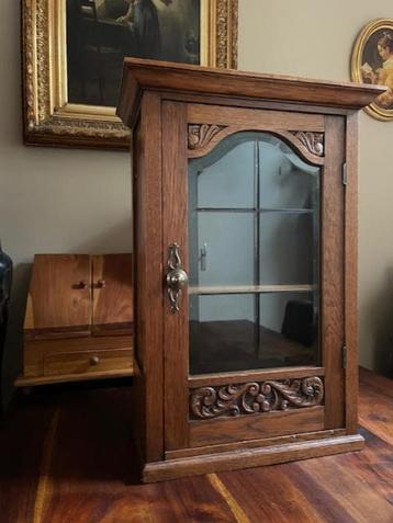 Antiek wandkastje/theekastje oud kastje met houtsnijwerk beschikbaar voor biedingen