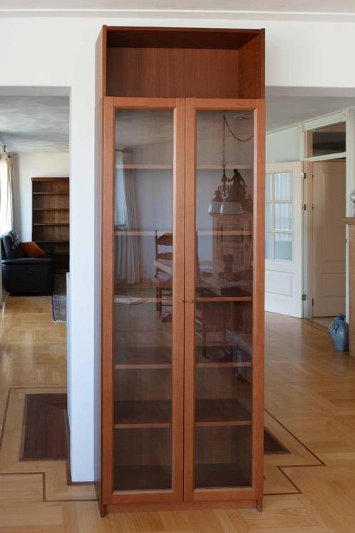 Prachtige hoge 2-deurs kast met glasdeuren en opstand, Huis en Inrichting, Kasten | Overige, Gebruikt, Ophalen
