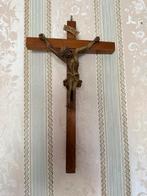 Houten Kruisbeeld met Christus Figuur, Ophalen