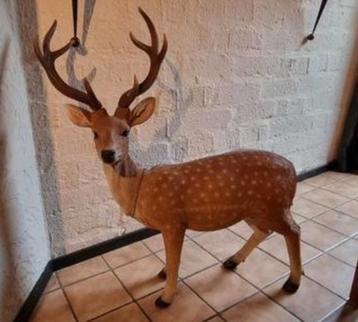 Groot xxl polystone hert beschikbaar voor biedingen