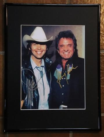 Johnny Cash + Dwight Yoakam gesigneerde foto. (ingelijst) beschikbaar voor biedingen