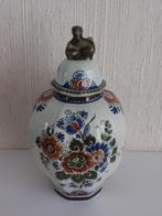 Vaas met deksel met leeuw Delft Polychroom Holland handwerk, Antiek en Kunst, Antiek | Vazen, Ophalen of Verzenden