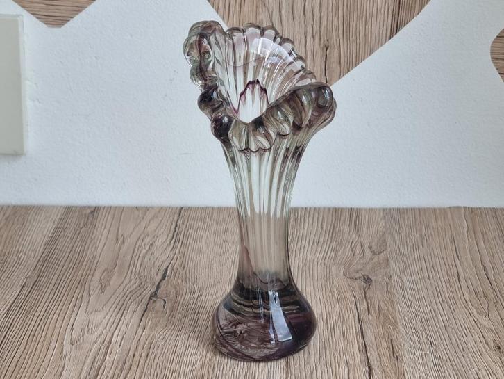 Mooie Vintage Schulp Vaas Aubergine gevlamd Glas Murano, Antiek en Kunst, Antiek | Glas en Kristal, Verzenden
