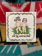 Vintage porseleinen wandtegel: “Er is verschil”, Ophalen of Verzenden