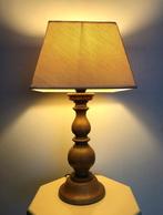 Brocante tafellamp lampvoet hout met vintage lampenkap crème, Huis en Inrichting, Lampen | Tafellampen, Ophalen of Verzenden, Hout
