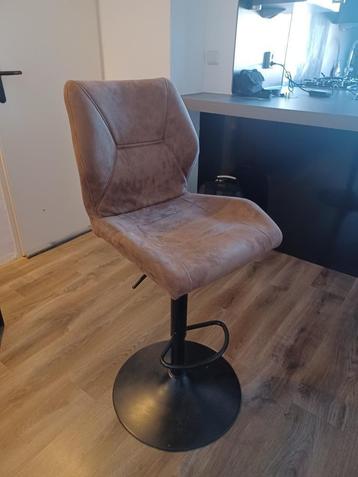 2 verstelbare barstoelen beschikbaar voor biedingen