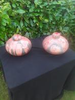 Twee raku objecten rood met zwart, Ophalen