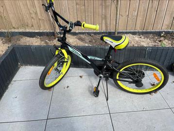 Jonges fiets beschikbaar voor biedingen