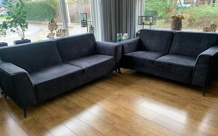 Twee antraciet velours banken - 2-zits & 2,5-zits, Huis en Inrichting, Banken | Bankstellen, Gebruikt, Rechte bank, Tweepersoons