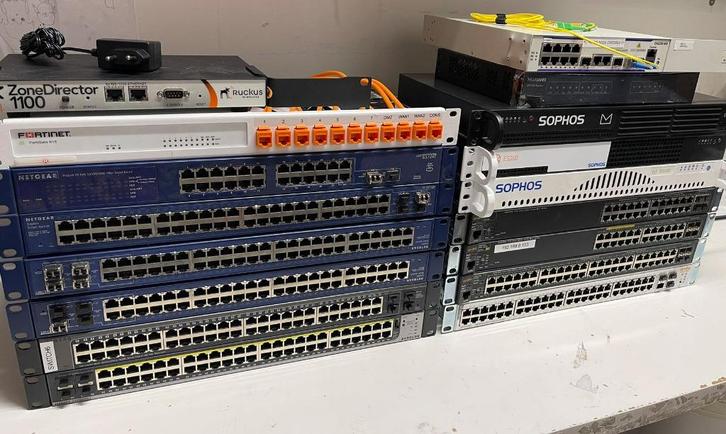 98% KORTING Netgear HPE Aruba POE Switch Sophos SFP+ PoE, Computers en Software, Netwerk switches, Zo goed als nieuw, Ophalen of Verzenden