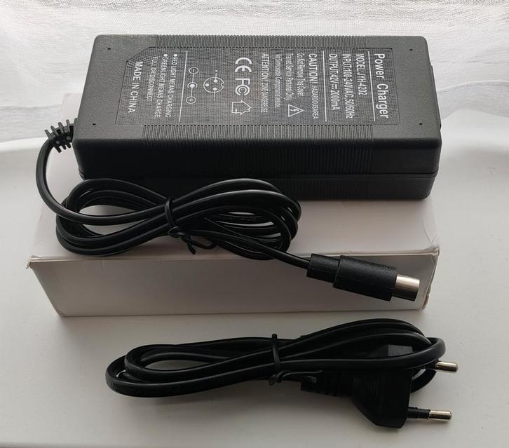 Nieuwe oplader voor Xiaomi M365/ Pro/ Essential etc., Fietsen en Brommers, Steps, Nieuw, Elektrische step (E-scooter), Ophalen of Verzenden