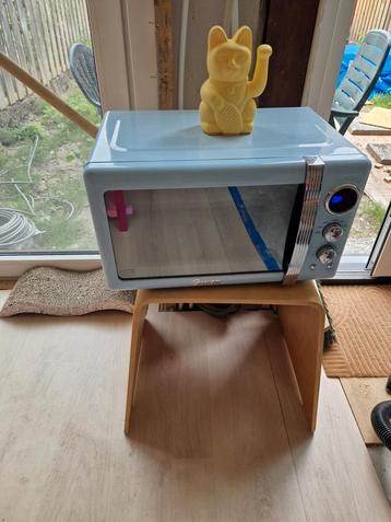 Baby blauwe magnetron Swan beschikbaar voor biedingen