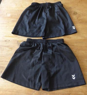 Twee sportbroekjes/ voetbalbroekjes (146-152) HUMMEL  beschikbaar voor biedingen