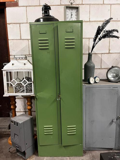 Vintage groene 2 deurs lockerkast, Antiek en Kunst, Curiosa en Brocante, Ophalen