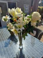 Vaas met kunstbloemen, Huis en Inrichting, Woonaccessoires | Vazen, Wit, Ophalen of Verzenden, Minder dan 50 cm, Glas