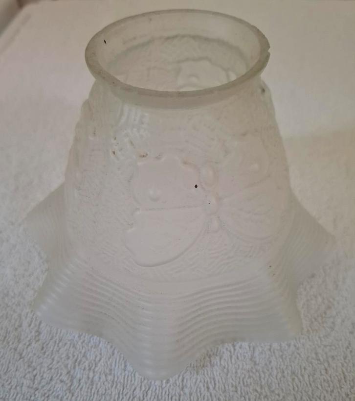 Vintage Lampenkapje met vlinder, Huis en Inrichting, Lampen | Lampenkappen, Gebruikt, Minder dan 25 cm, Overige vormen, Wit, Ophalen of Verzenden