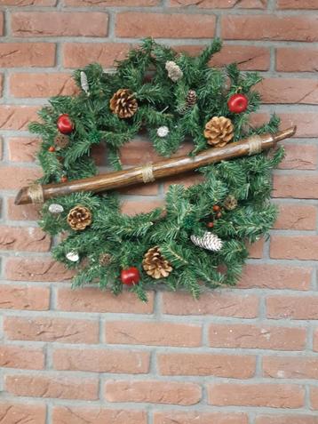 Nieuwe kerstkrans met klein midwinterhoorn beschikbaar voor biedingen