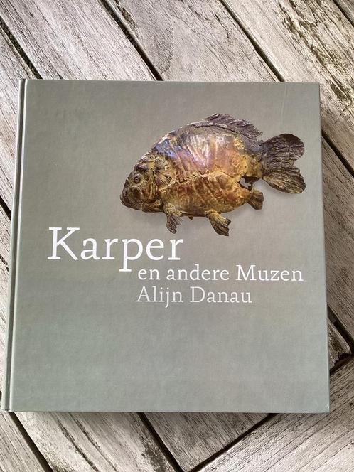 Karper en andere Muzen  van Alijn Danau  1e druk, Watersport en Boten, Hengelsport | Karpervissen, Zo goed als nieuw, Ophalen of Verzenden