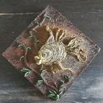 Vintage kunsthars relieftegel met vis gesigneerd A.S.V. 2508, Antiek en Kunst, Ophalen of Verzenden