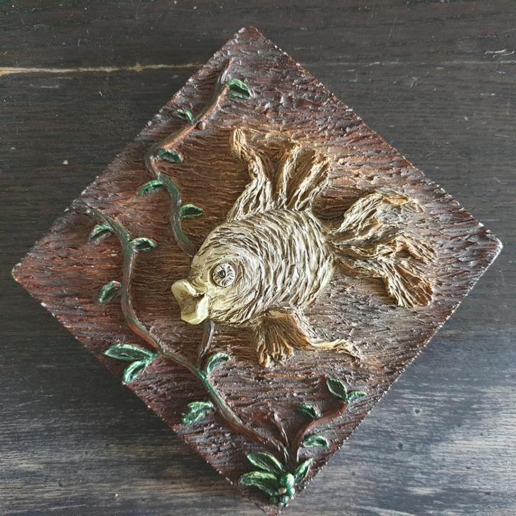 Vintage kunsthars relieftegel met vis gesigneerd A.S.V. 2508, Antiek en Kunst, Curiosa en Brocante, Ophalen of Verzenden