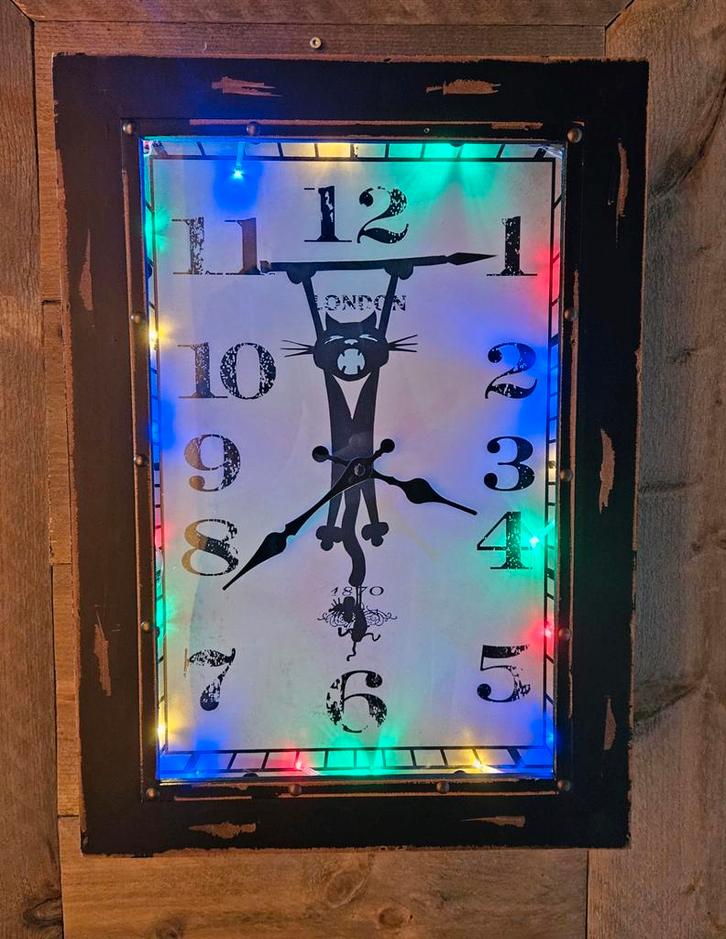 Koffer Klok/Hangkastje met Verlichting, Huis en Inrichting, Woonaccessoires | Klokken, Gebruikt, Wandklok, Analoog, Ophalen of Verzenden