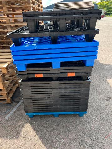 Gratis plastic pallets beschikbaar voor biedingen