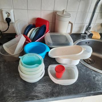 Vele bakjes etc. van Tupperware. 