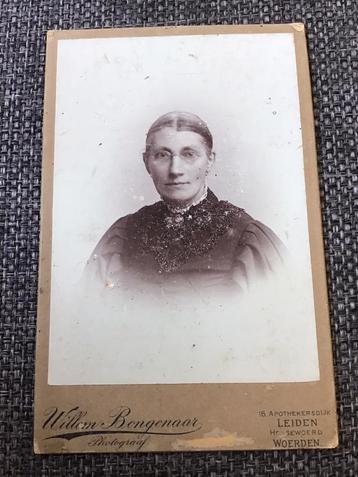 Kabinetfoto, Vrouw, Willem Bongenaar, Leiden, Antieke foto beschikbaar voor biedingen