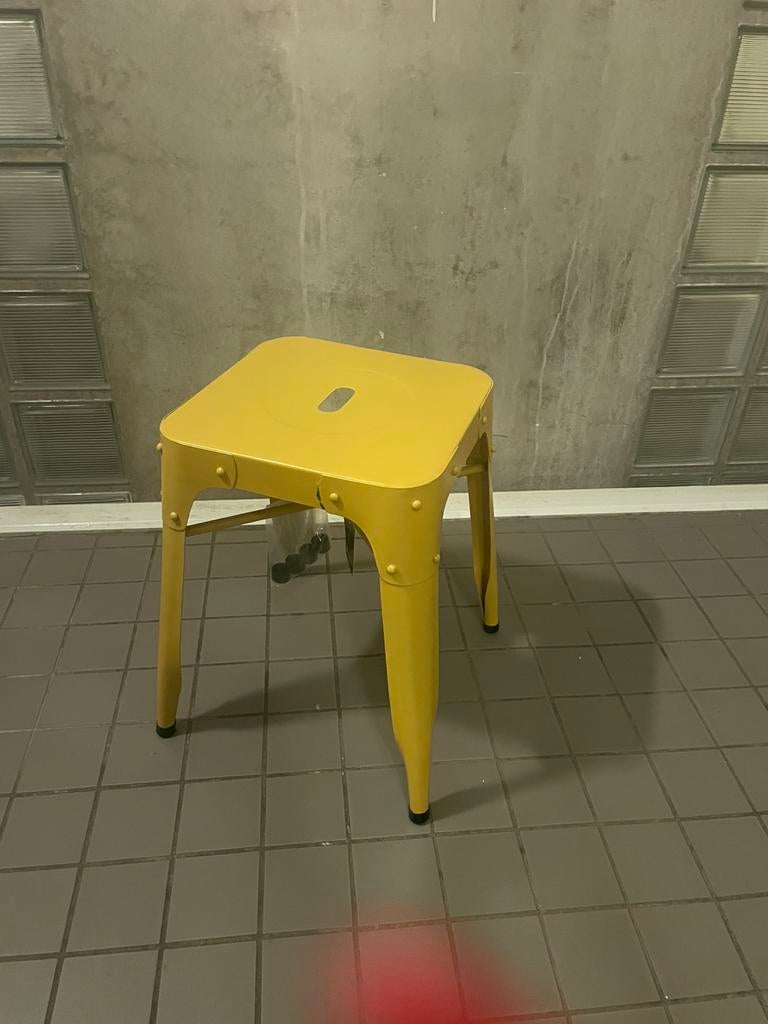 2 gele metalen krukken – Wehkamp / Tolix stijl, Ophalen, Zo goed als nieuw