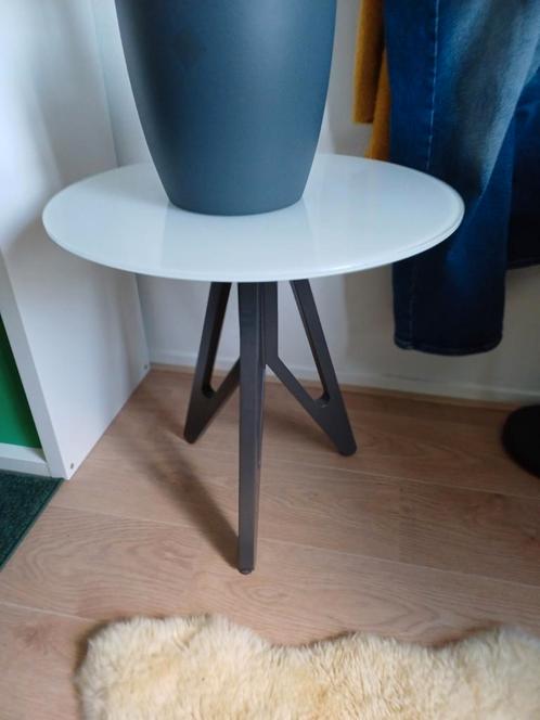 Design bijzet- of salontafel rond melkglas blad 55 cm, Huis en Inrichting, Tafels | Bijzettafels, Zo goed als nieuw, Rond, 55 tot 75 cm