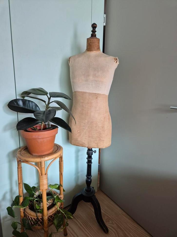 Beige elegant antique mannequin with black feet, Hobby en Vrije tijd, Naaien en Fournituren, Gebruikt, Ophalen