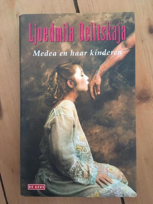 Ljoedmila Oelitskaja (Oelitskaya) - Medea en haar kinderen, Boeken, Romans, Gelezen, Nederland, Ophalen of Verzenden