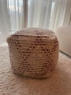 Beige poef met roze/paarse accenten, Minder dan 50 cm, Vierkant, Minder dan 50 cm, Ophalen of Verzenden