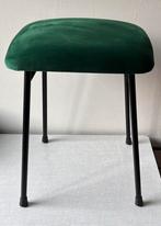 Kruk zwarte ijzeren pootjes met groen velours zitting, Ophalen, Zo goed als nieuw