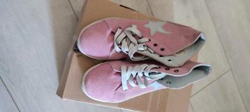 Leuke roze schoenen beschikbaar voor biedingen