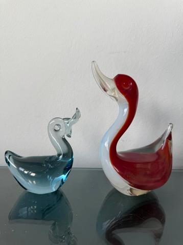 Twee Murano eendjes rood en blauw beschikbaar voor biedingen