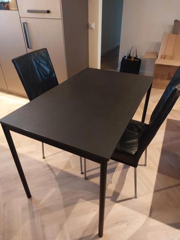 Eettafel met 2 zwarte stoelen