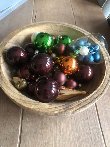 Verschillende kleuren kerstballen. beschikbaar voor biedingen