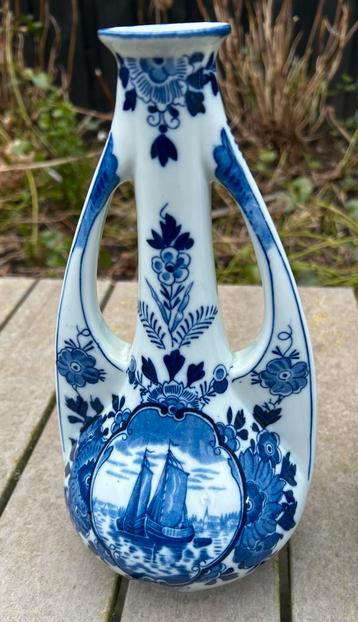 Delfts Blauw Vaas met Zeilschip beschikbaar voor biedingen