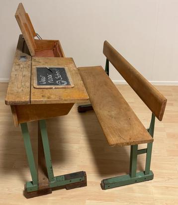 Vintage schoolbank  met inktpotjes beschikbaar voor biedingen