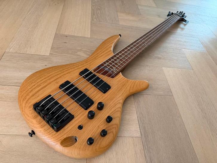 Ibanez SR605 5-snarige basgitaar, Muziek en Instrumenten, Snaarinstrumenten | Gitaren | Bas, Gebruikt, Elektrisch, 5-snarig, Ophalen