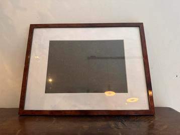 Houten fotolijst 42 * 32 cm met passe-partout beschikbaar voor biedingen